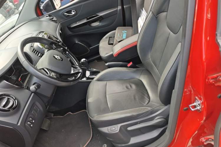 Used Renault Captur 2015 1.2T Automatic Luxury First Edition Left Front Seat