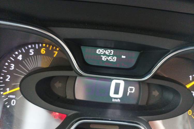 Used Renault Captur 2015 1.2T Automatic Luxury First Edition Odometer Close Up