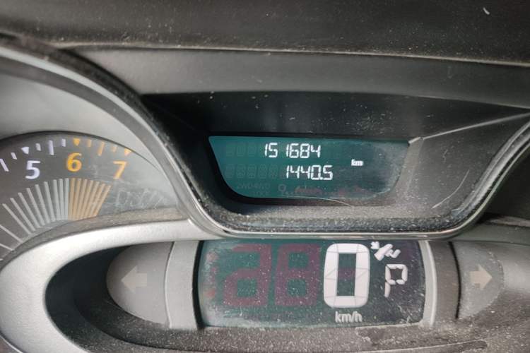 Used Renault Captur 2015 1.2T Automatic Comfort Edition Odometer Close Up