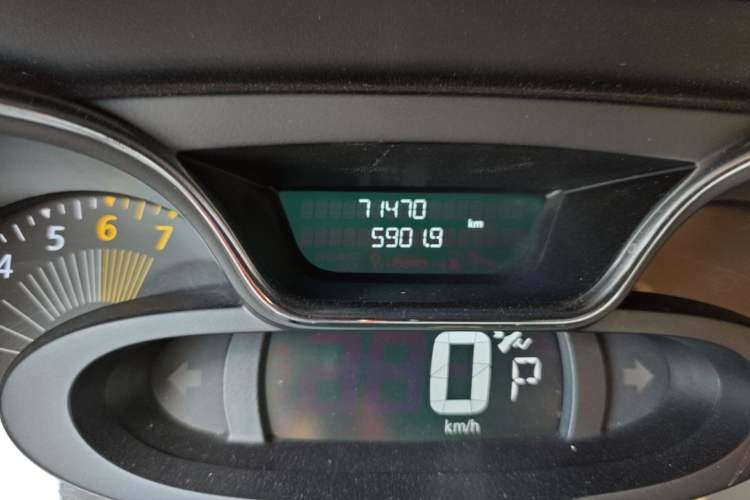 Used Renault Captur 2015 1.2T Automatic Luxury First Edition Odometer Close Up