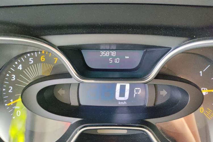 Used Renault Captur 2015 1.2T Automatic Comfort Edition Odometer Close Up