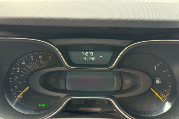 Used Renault Captur 2015 1.2T Automatic Luxury First Edition Odometer Close Up