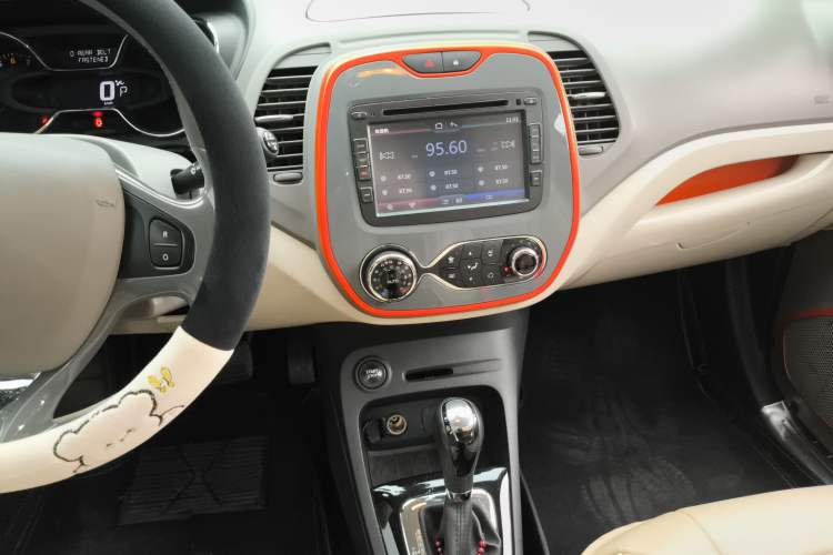 Used Renault Captur 2015 1.2T Automatic Comfort Edition Audio And AC Panel