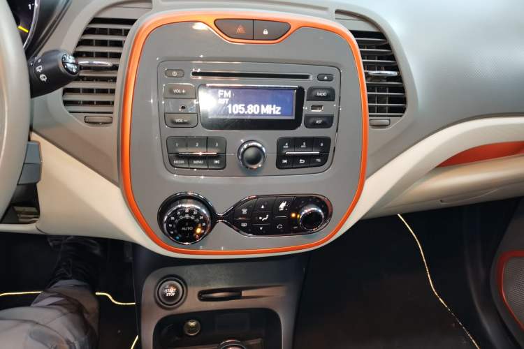 Used Renault Captur 2015 1.2T Automatic Comfort Edition Audio And AC Panel