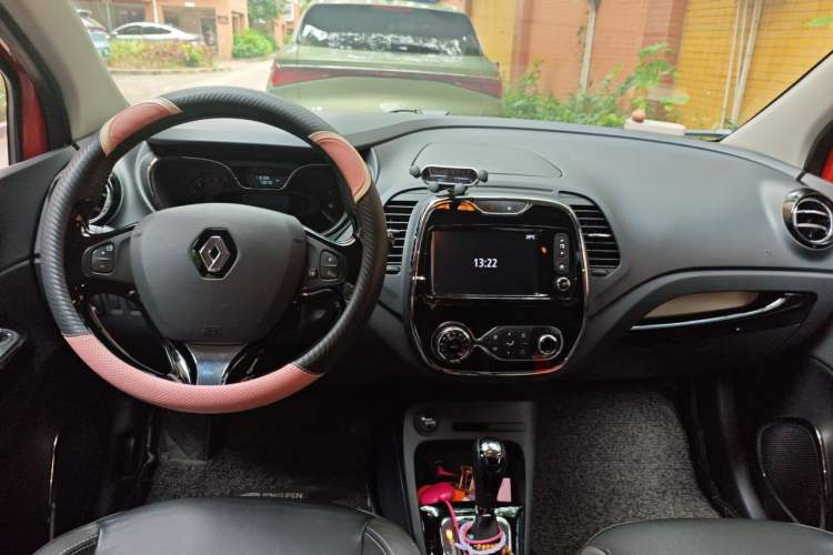 Used Renault Captur 2015 1.2T Automatic Luxury Edition Center Console