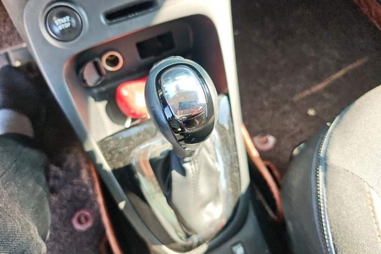 Used Renault Captur 2015 1.2T Automatic Comfort Edition Gear Lever