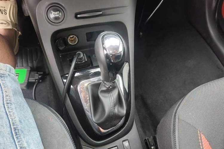 Used Renault Captur 2015 1.2T Automatic Comfort Edition Gear Lever