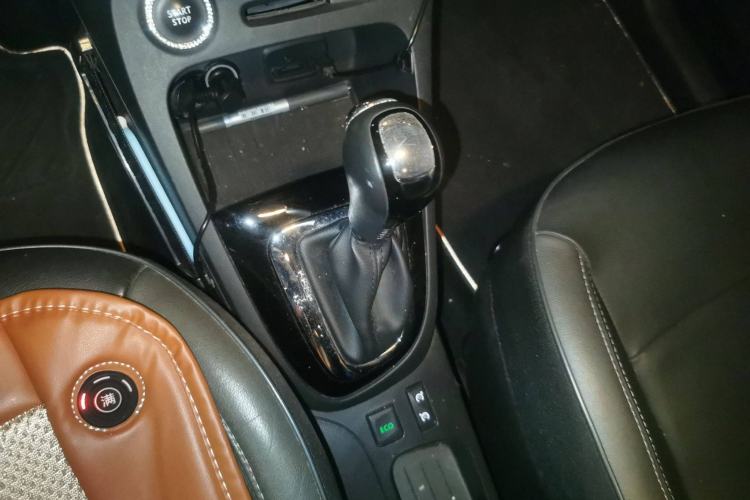 Used Renault Captur 2015 1.2T Automatic Luxury First Edition Gear Lever