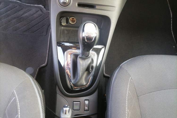 Used Renault Captur 2015 1.2T Automatic Comfort Edition Gear Lever
