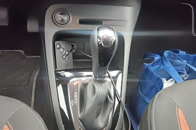 Used Renault Captur 2015 1.2T Automatic Comfort Edition Gear Lever