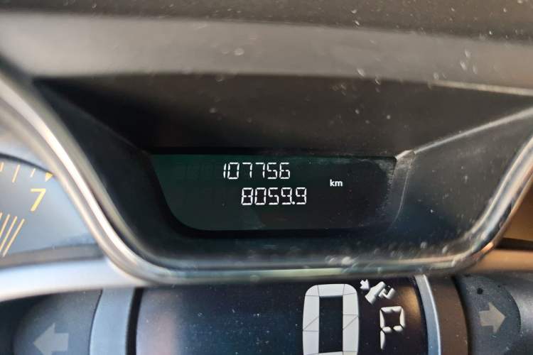 Used Renault Captur 2015 1.2T Automatic Comfort Edition Odometer Close Up