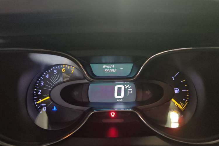 Used Renault Captur 2015 1.2T Automatic Luxury Edition Odometer Close Up