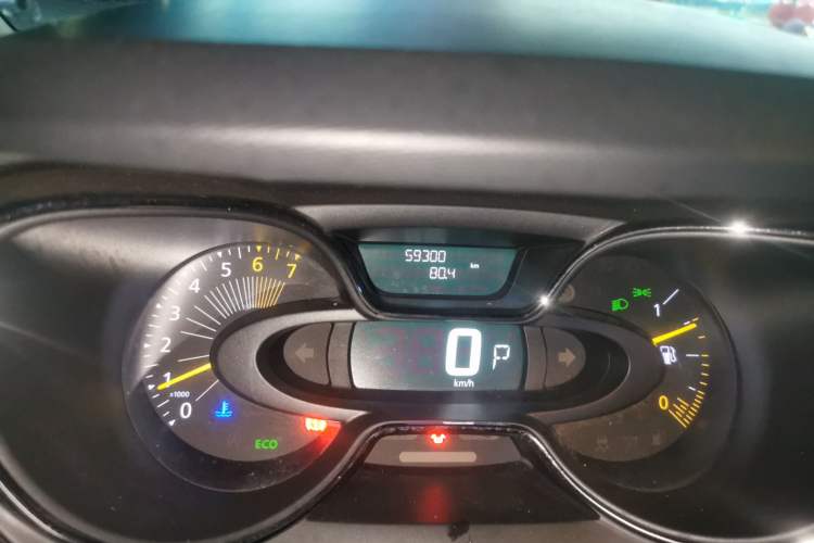 Used Renault Captur 2015 1.2T Automatic Luxury First Edition Odometer Close Up