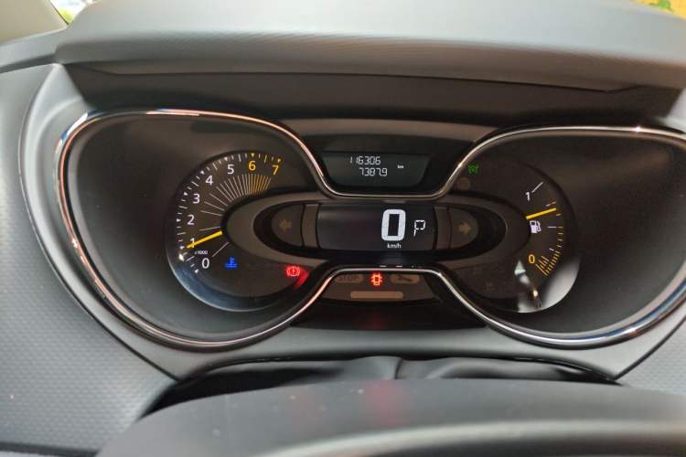 Used Renault Captur 2015 1.2T Automatic Luxury Edition Odometer Close Up
