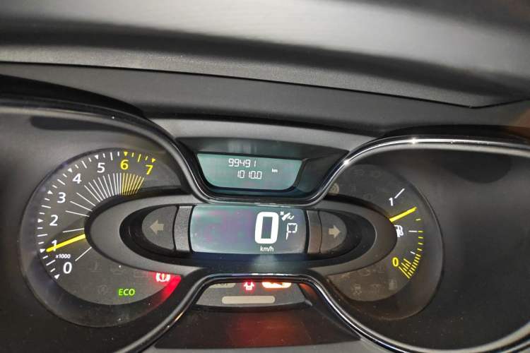Used Renault Captur 2015 1.2T Automatic Luxury Edition Odometer Close Up