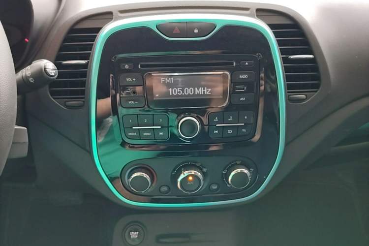Used Renault Captur 2015 1.2T Automatic Standard Edition Audio And AC Panel