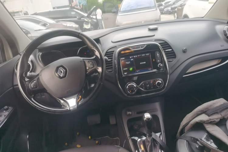 Used Renault Captur 2015 1.2T Automatic Luxury First Edition Center Console