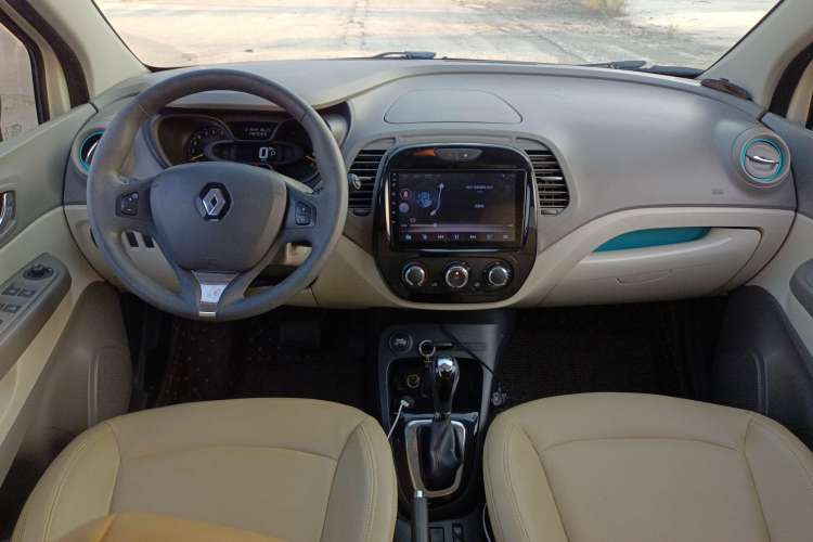 Used Renault Captur 2015 1.2T Automatic Standard Edition Center Console