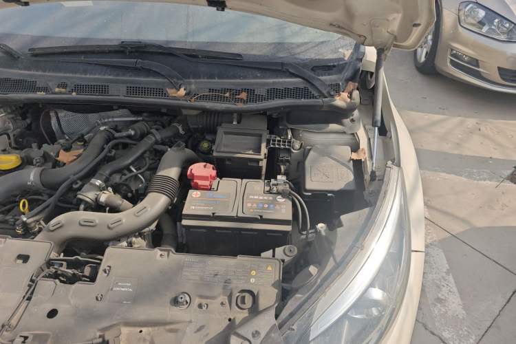 Used Renault Captur 2015 1.2T Automatic Luxury First Edition Engine Bay Left