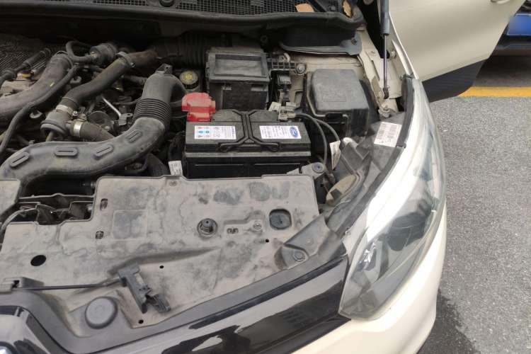 Used Renault Captur 2015 1.2T Automatic Standard Edition Engine Bay Left