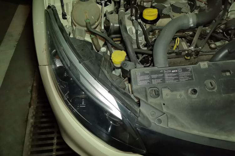 Used Renault Captur 2015 1.2T Automatic Standard Edition Engine Bay Right