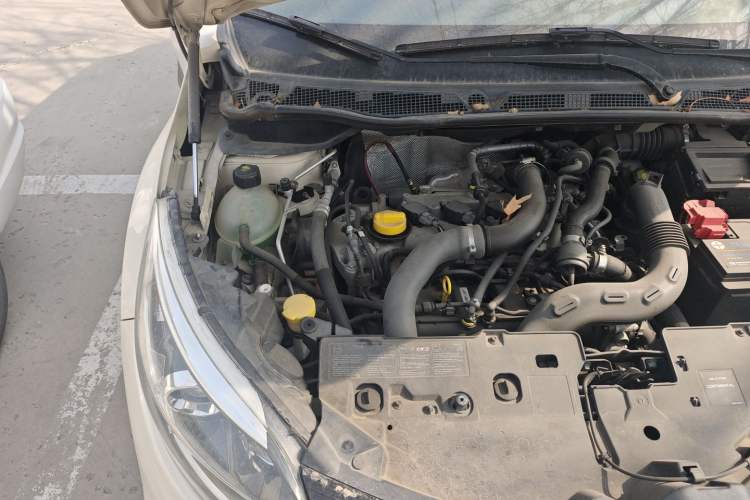 Used Renault Captur 2015 1.2T Automatic Luxury First Edition Engine Bay Right