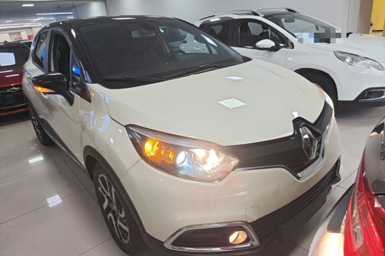 Used Renault Captur 2015 1.2T Automatic Comfort First Edition Front Right 45 Deg