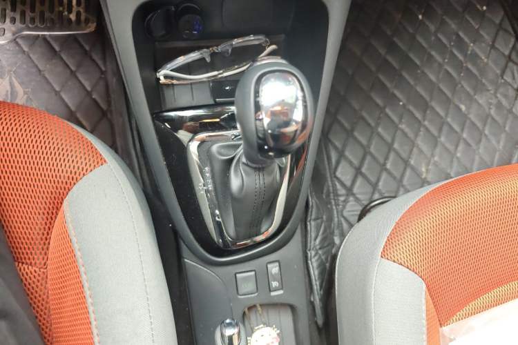 Used Renault Captur 2015 1.2T Automatic Comfort Edition Gear Lever