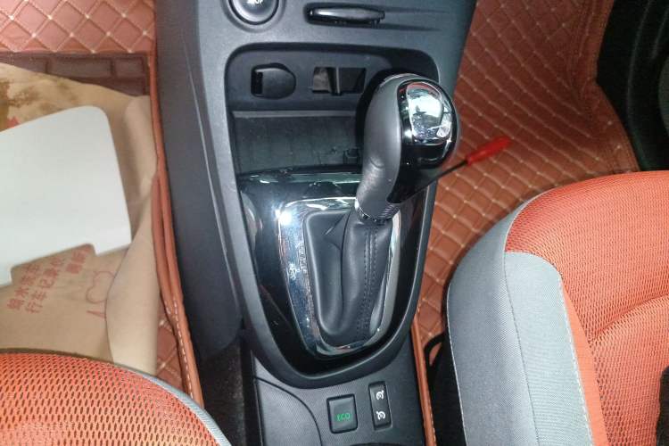Used Renault Captur 2015 1.2T Automatic Comfort Edition Gear Lever