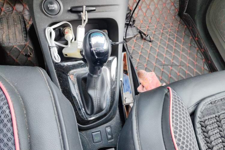 Used Renault Captur 2015 1.2T Automatic Comfort Edition Gear Lever