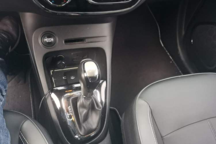 Used Renault Captur 2015 1.2T Automatic Luxury First Edition Gear Lever