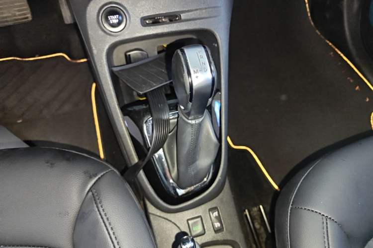 Used Renault Captur 2015 1.2T Automatic Comfort First Edition Gear Lever