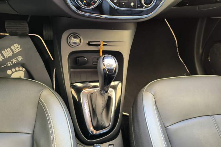 Used Renault Captur 2015 1.2T Automatic Luxury First Edition Gear Lever