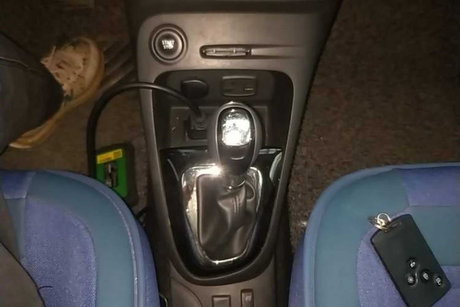 Used Renault Captur 2015 1.2T Automatic Luxury First Edition Gear Lever