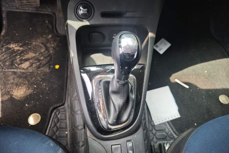 Used Renault Captur 2015 1.2T Automatic Comfort First Edition Gear Lever
