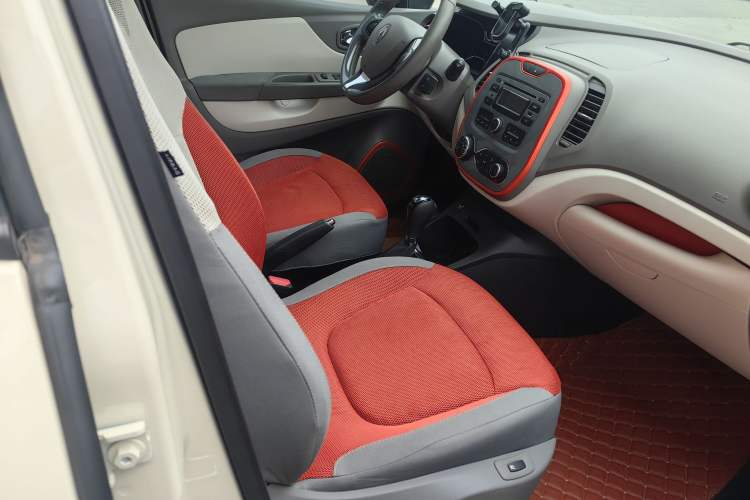 Used Renault Captur 2015 1.2T Automatic Comfort Edition Interior 4