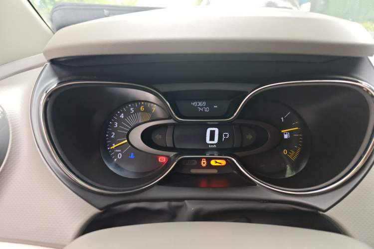 Used Renault Captur 2015 1.2T Automatic Comfort Edition Odometer Close Up