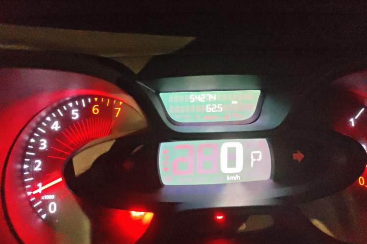 Used Renault Captur 2015 1.2T Automatic Standard Edition Odometer Close Up