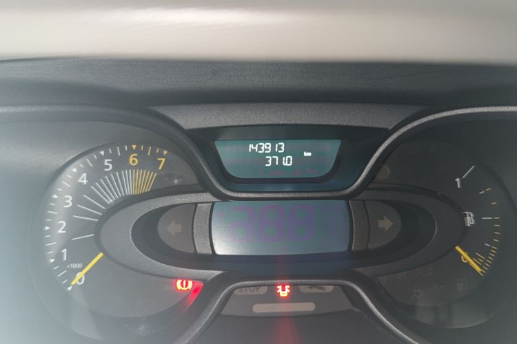 Used Renault Captur 2015 1.2T Automatic Standard Edition Odometer Close Up