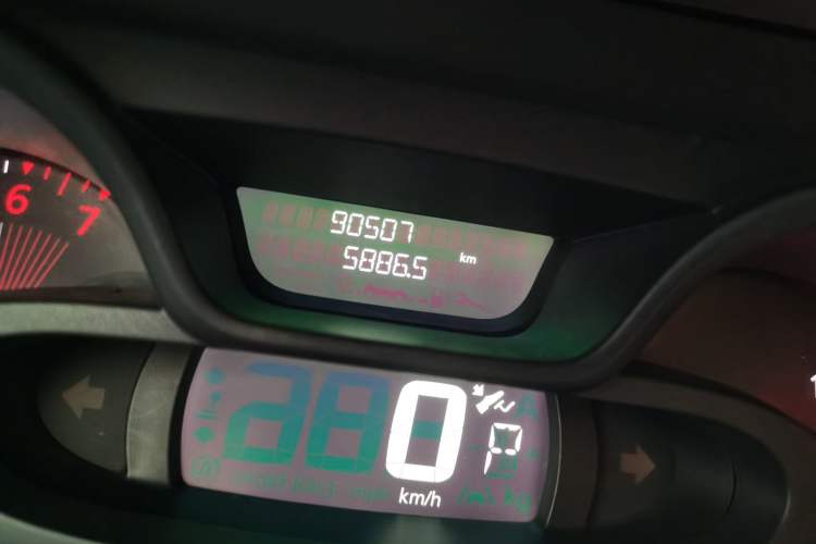 Used Renault Captur 2015 1.2T Automatic Standard Edition Odometer Close Up