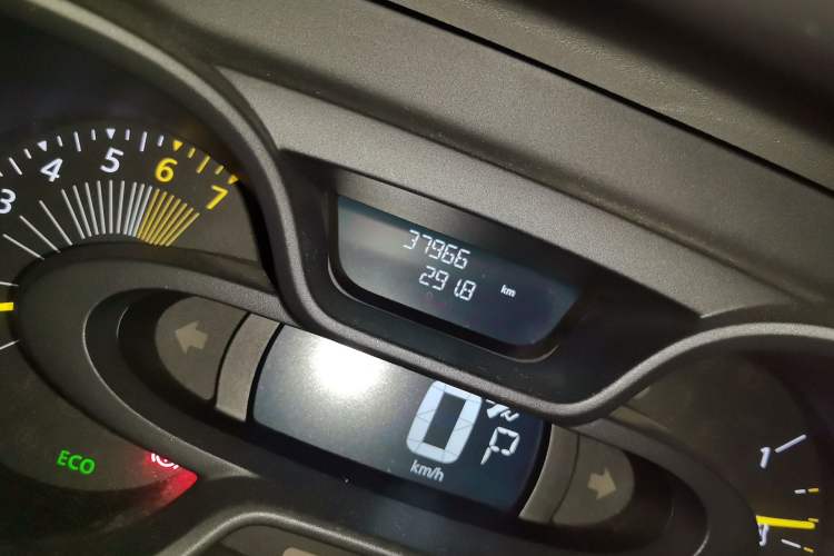 Used Renault Captur 2015 1.2T Automatic Standard Edition Odometer Close Up