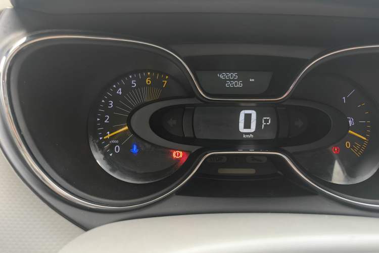 Used Renault Captur 2015 1.2T Automatic Comfort Edition Odometer Close Up
