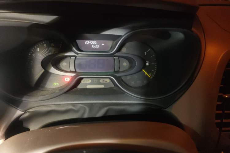 Used Renault Captur 2015 1.2T Automatic Standard Edition Odometer Close Up