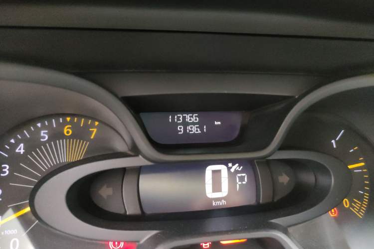 Used Renault Captur 2015 1.2T Automatic Standard Edition Odometer Close Up