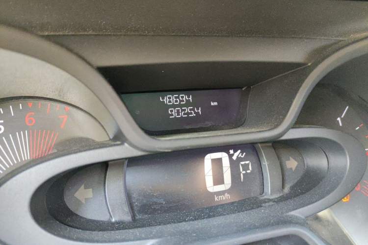 Used Renault Captur 2015 1.2T Automatic Standard Edition Odometer Close Up