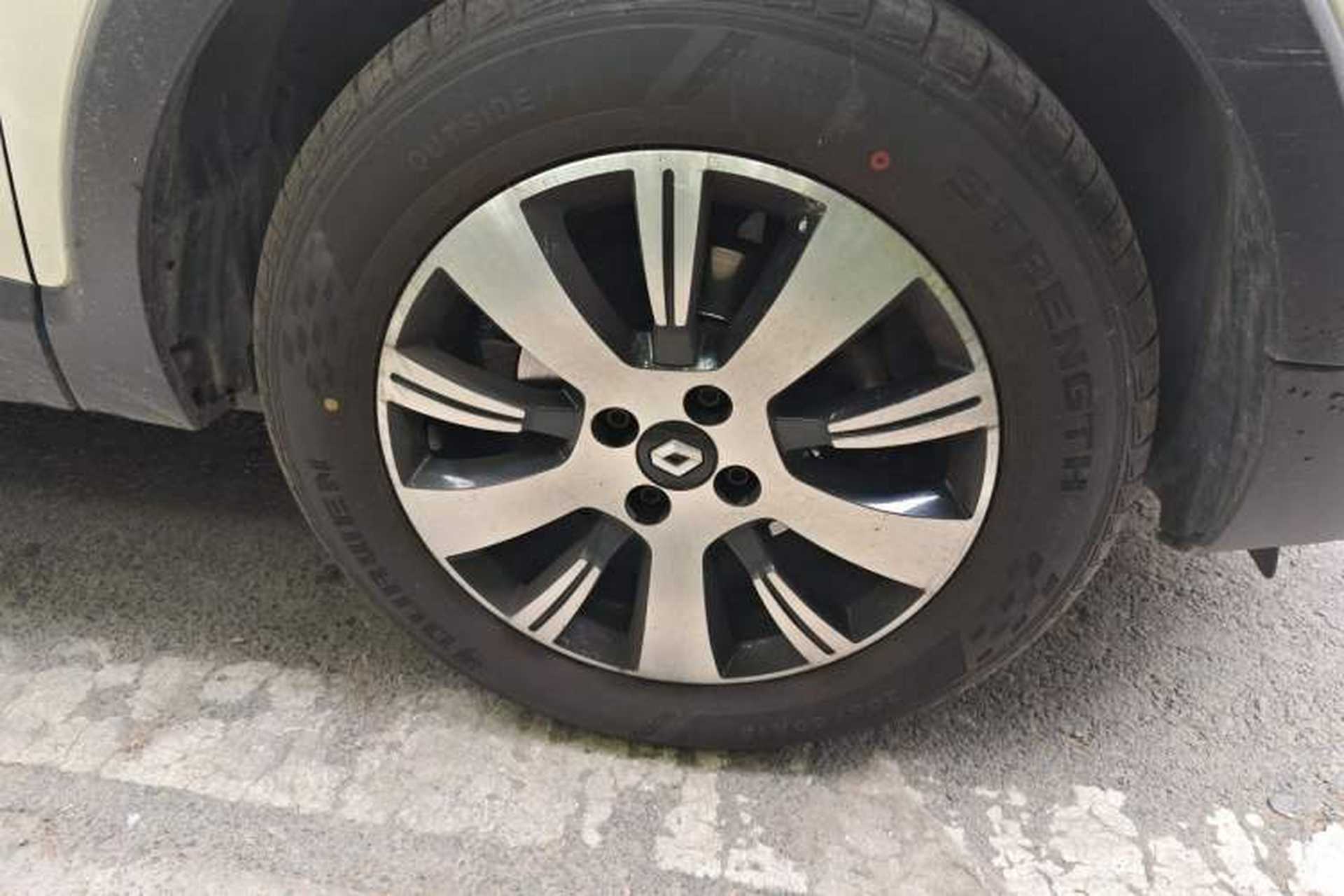 Used Renault Captur 2015 1.2T Automatic Comfort Edition Right Front Wheel Hub