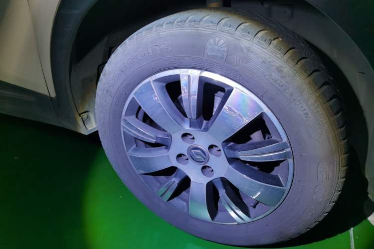 Used Renault Captur 2015 1.2T Automatic Comfort Edition Right Front Wheel Hub