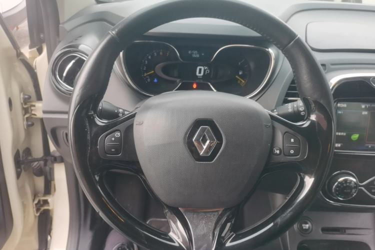 Used Renault Captur 2015 1.2T Automatic Luxury First Edition Steering Wheel
