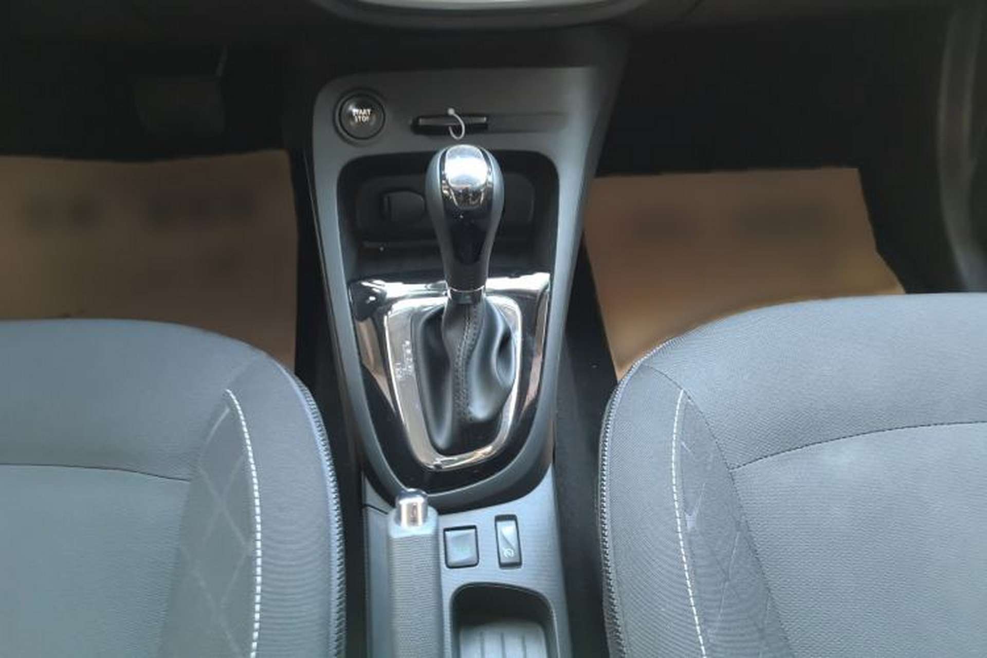 Used Renault Captur 2015 1.2T Automatic Comfort Edition Gear Lever