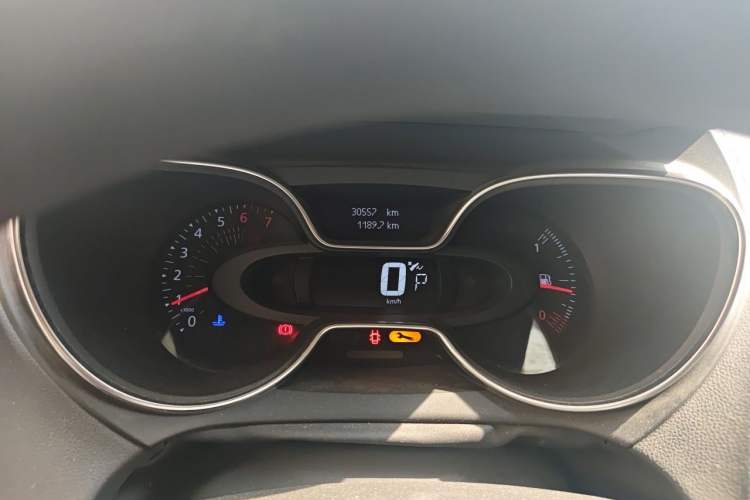Used Renault Captur 2018 TCe190 Urban Style Edition Odometer Close Up